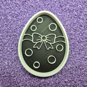 Vulvorm ei met stippen en strik kleur – pasen sensory play