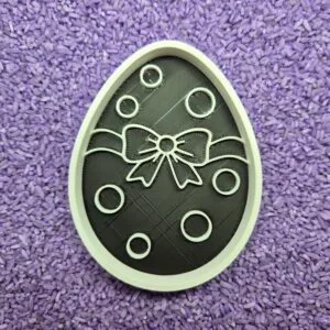 Vulvorm ei met stippen en strik kleur – pasen sensory play